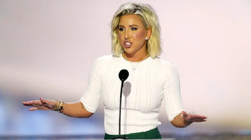 savannah-chrisley-to-speak-tonight-on-her-parents-incarceration-3.png