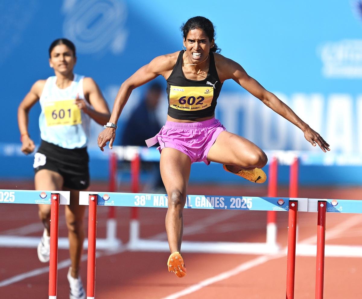 Tamil Nadu’s Vithya Ramraj won the women’s 400m hurdles. | Photo: RITU RAJ KONWAR