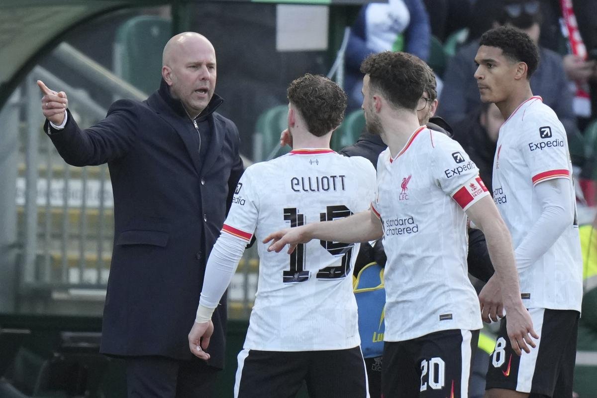 Liverpool’s manager Arne Slot gestures as he speaks to his players Liverpool’s Harvey Elliott, Liverpool’s Diogo Jota during the match against Plymouth